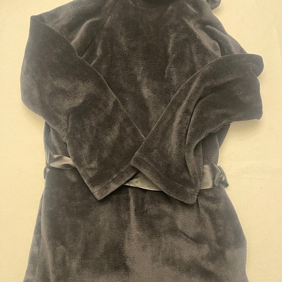 Size M/L Victoria’s Secret black plush soft fuzzy robe

#7 - Picture 7 of 7